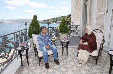 Aamir Khan meets First Lady of Turkey, Twitterati not happy.