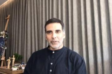Akshay, Lara and 'BellBottom' team head to UK for shoot