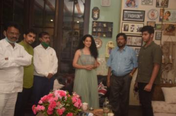Ramdas Athawale visits Kangana as mark of solidarity.