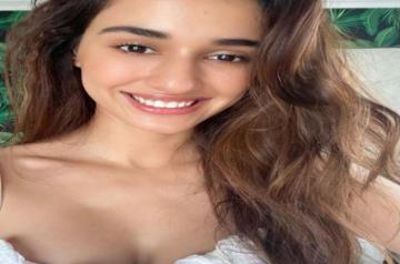 Disha Patani's weekend gift for fans is a sizzling mirror selfie