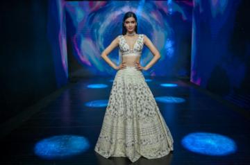 Showstopper Diana Penty for Disha Patil at LFW 2020