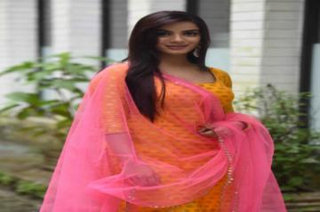 Sonali Bendre convinced me to take up acting: Nikki Sharma.
