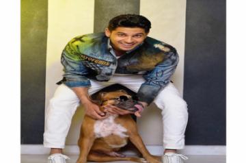 Siddharth Malhotra with Oscar Photo: Instagram