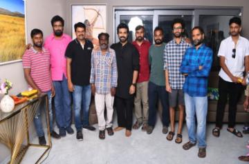 Ram Charan gifts gold coins.