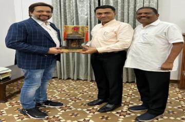 Akshay Bardapurkar with Goa CM.