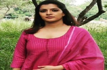 Varalakshmi tests negative for Covid, heads to Chennai for film promotion