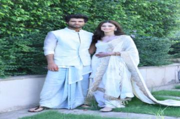 Ahead of 'Liger' release, Ananya seeks blessing from Vijay's mum