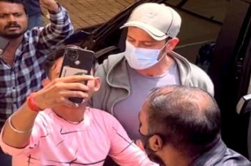 Hrithik when fan forcefully takes selfie.(photo:instagram)