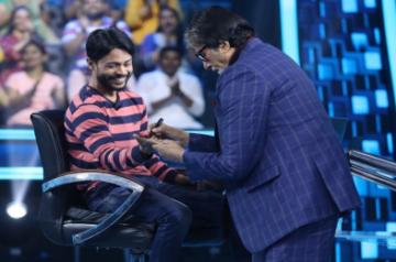 Big B autographs 'KBC 14' contestant's hand out of apprehension