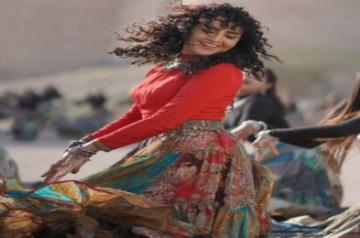 Manju Warrier shows off dancing skills in 'Kannilu Kannilu' from 'Ayisha'