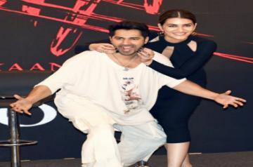 Kolkata: Bollywood actor Varun Dhawan and actress Kriti Sanon pose for a photograph during a press conference for their upcoming film 'Bhediya', in Kolkata on Nov. 22, 2022. (Photo: Kuntal Chakrabarty/IANS)
