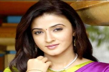 Suhasi Dhami trained for fight sequences & learnt horse riding for 'Swaraj'