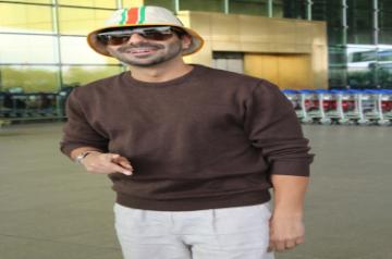 Mumbai : Actor Aparshakti Khurana arrives at the airport in Mumbai on Saturday, November 19, 2022. (Photo:Sanjay Tiwari/IANS)