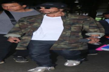 Mumbai:Bollywood Actor Shah Rukh Khan spotted at Airport  on Thursday August 04, 2022.(Photo: Sanjay Tiwari/IANS)