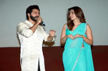 Mumbai: Bollywood actor Varun Dhavan and actress Kriti Senon while launching a song 'Thumkeshwari' from their upcoming film 'Bhediya', in Mumbai on Friday, Oct. 28, 2022. (Photo: Sanjay Tiwari/IANS)
