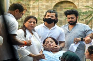 Mumbai : Mother of late actress Tunisha Sharma fainted during her daughter's funeral, in Mumbai on Tuesday, December 27, 2022. (Photo: Nitin Lawate/IANS)