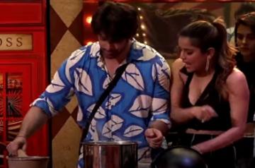 'Bigg boss 16': Archana, Vikkas fight over tea, Archana throws hot water.