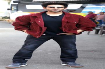 Mumbai : Actor Kartik Aaryan poses for photographs at the set of The Kapil Sharma Show in Mumbai on Wednesday, Jan 25, 2023. (Photo:Sanjay Tiwari/IANS)