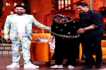 Akshay Kumar remembers his late mother on 'The Kapil Sharma Show'.