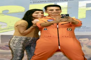 Mumbai: Bollywood actor Akshay Kumar takes a selfie to make a record of 200 selfies in 3 minutes during a promotion of his upcoming film 'Selfiee', in Mumbai on Wednesday, Feb. 22, 2023. (Photo: Sanjay Tiwari/IANS)