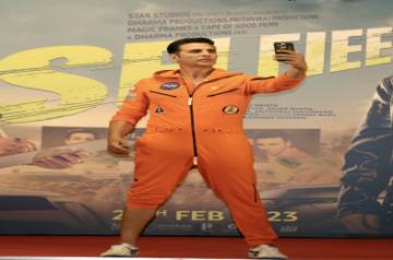Mumbai: Bollywood actor Akshay Kumar takes a selfie to make a record of 200 selfies in 3 minutes during a promotion of his upcoming film 'Selfiee', in Mumbai on Wednesday, Feb. 22, 2023. (Photo: Sanjay Tiwari/IANS)