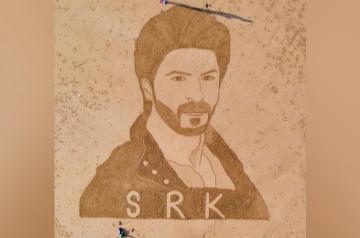 Sand artists draw stunning portrait of SRK in Pakistan's Gadani Beach