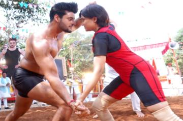 Ashi Singh is leaving no stone unturned for the wrestling match in 'Meet'.