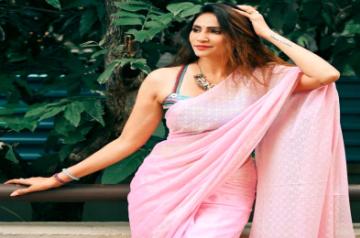 Rishina Kandhari does not relate to her character in 'Na Umra Ki Seema Ho'.