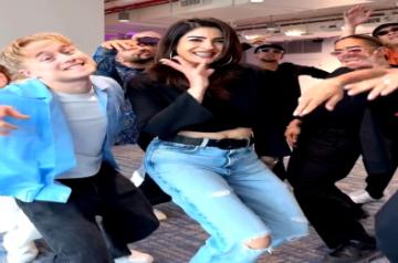 Raveena Tandon recreates 'Tip Tip Barsa Paani' with Norwegian group.(photo:Instagram)