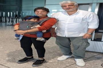 Ajith helps young mum at London airport, carries her bag.(photo:Twitter)