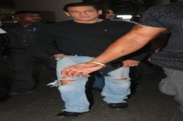 Mumbai : Actor Salman Khan arrives at the airport in Mumbai on Wednesday, April 26, 2023. (Photo:Sanjay Tiwari/IANS)