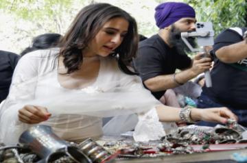 New Delhi: Bollywood actress Sara Ali Khan visits Janpath Market during the promotion of her upcoming movie 'Zara Hatke Zara Bachke', in New Delhi on Thursday, June 01, 2023. (Photo: Wasim Sarvar/IANS)
