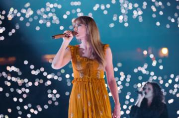 Taylor Swift 'wipes tears from her eyes' after performing emotional song.(Photo:Taylor Swift/Twitter)