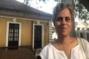 Turnings on art: Curating and 'un'-curating